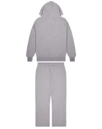Sweat à capuche décodé déconstruit MARQUE DÉCODÉE IMPRIMÉ PUFF GRIS SUR LA POITRINE COUPÉE DANS LE DÉCOLLETÉ PANNEAUX SUR LE CORPS ET LES MANCHES POCHE KANGOUROU 80% COTON 20% POLY COUPE RELAXÉE LAVAGE À 30 DEGRÉS AVEC DES COULEURS SIMILAIRES Pantalon de jogging déstructuré Decoded Relaxed 2.0 IMPRIMÉ PUFF GRIS DÉCODÉ MARQUE SPLIT SUR LES DEUX JAMBES FONCTION DE CORDON DE TIRAGE À LA CEINTURE 80% COTON 20% POLY COUPE RELAXÉE LAVAGE À 30 DEGRÉS AVEC DES COULEURS SIMILAIRES