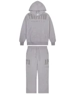 Sweat à capuche décodé déconstruit MARQUE DÉCODÉE IMPRIMÉ PUFF GRIS SUR LA POITRINE COUPÉE DANS LE DÉCOLLETÉ PANNEAUX SUR LE CORPS ET LES MANCHES POCHE KANGOUROU 80% COTON 20% POLY COUPE RELAXÉE LAVAGE À 30 DEGRÉS AVEC DES COULEURS SIMILAIRES Pantalon de jogging déstructuré Decoded Relaxed 2.0 IMPRIMÉ PUFF GRIS DÉCODÉ MARQUE SPLIT SUR LES DEUX JAMBES FONCTION DE CORDON DE TIRAGE À LA CEINTURE 80% COTON 20% POLY COUPE RELAXÉE LAVAGE À 30 DEGRÉS AVEC DES COULEURS SIMILAIRES