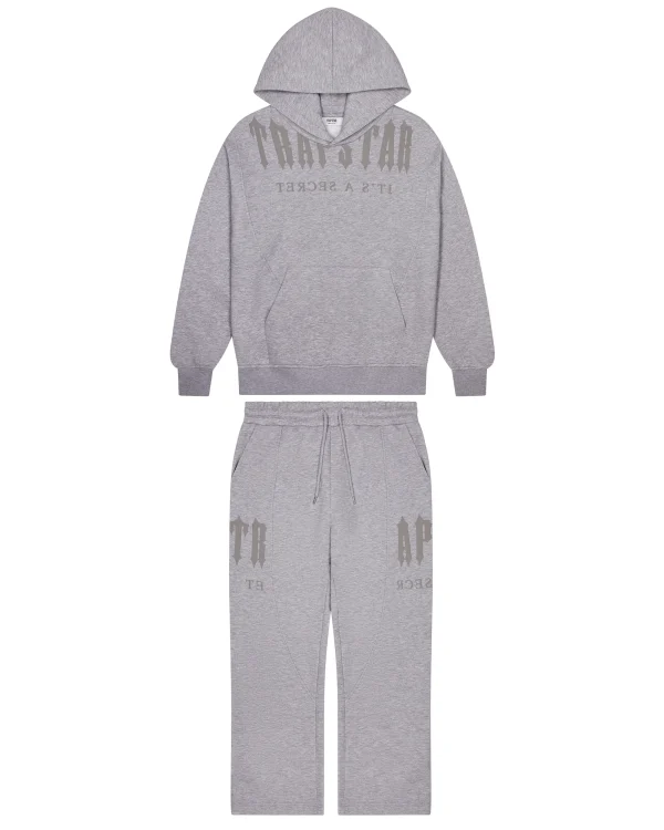 Sweat à capuche décodé déconstruit MARQUE DÉCODÉE IMPRIMÉ PUFF GRIS SUR LA POITRINE COUPÉE DANS LE DÉCOLLETÉ PANNEAUX SUR LE CORPS ET LES MANCHES POCHE KANGOUROU 80% COTON 20% POLY COUPE RELAXÉE LAVAGE À 30 DEGRÉS AVEC DES COULEURS SIMILAIRES Pantalon de jogging déstructuré Decoded Relaxed 2.0 IMPRIMÉ PUFF GRIS DÉCODÉ MARQUE SPLIT SUR LES DEUX JAMBES FONCTION DE CORDON DE TIRAGE À LA CEINTURE 80% COTON 20% POLY COUPE RELAXÉE LAVAGE À 30 DEGRÉS AVEC DES COULEURS SIMILAIRES
